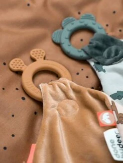 Doudou Plat Attache Sucette - DONE BY DEER Moutarde - Done By Deer -Enfants Meubles Magasin doudou plat attache sucette done by deer 2