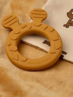 Doudou Plat Attache Sucette - DONE BY DEER Moutarde - Done By Deer -Enfants Meubles Magasin doudou plat attache sucette done by deer 4