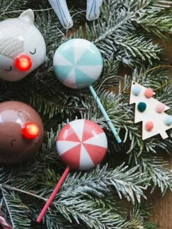 Les 4 Décorations Candy à Suspendre Rouge - Vertbaudet 12 Les 4 Décorations Candy à Suspendre Rouge - Vertbaudet -Enfants Meubles Magasin les 4 decorations candy a suspendre 4