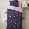 Parure Housse De Couette + Taie D'oreiller Avec Détails Phosphorescents MISS CONSTELLATION Marine / Parme - Vertbaudet -Enfants Meubles Magasin parure housse de couette taie doreiller avec details phosphorescents miss constellation