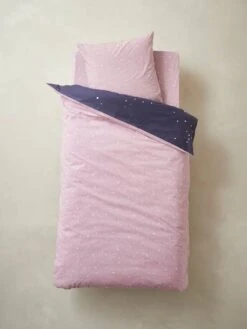 Parure Housse De Couette + Taie D'oreiller Avec Détails Phosphorescents MISS CONSTELLATION Marine / Parme - Vertbaudet -Enfants Meubles Magasin parure housse de couette taie doreiller avec details phosphorescents miss constellation 5