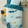 Parure Housse De Couette + Taie D'oreiller Enfant FONDS MARINS Bleu - Vertbaudet 1 Parure Housse De Couette + Taie D'oreiller Enfant FONDS MARINS Bleu - Vertbaudet -Enfants Meubles Magasin parure housse de couette taie doreiller enfant fonds marins